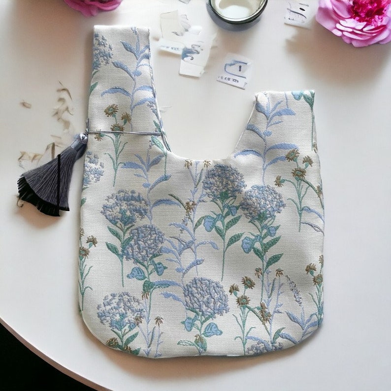 Japanische Knotentasche, Bento-Tasche, Hippie-Tasche mit Quaste, florale Kosmetiktasche mit Knotengriff, gesteppte Tasche, Stoffarmband, Blumenmädchen-Tasche Bild 3