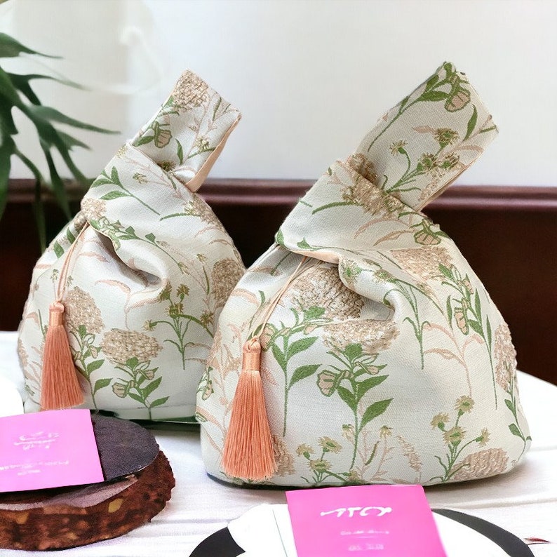 Japanische Knotentasche, Bento-Tasche, Hippie-Tasche mit Quaste, florale Kosmetiktasche mit Knotengriff, gesteppte Tasche, Stoffarmband, Blumenmädchen-Tasche Bild 8