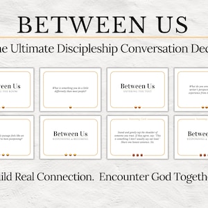 Op de afbeelding: Een kaartspel genaamd "Between Us" voor gesprekken over discipelschap. De kaarten zijn wit met gouden randen en bevatten tekst als "Opening the Room" en "Responding & Becoming". Het spel is bedoeld om echte verbinding te creëren.