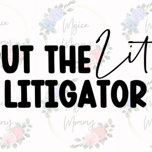 以下が含まれることがあります： 「I put the lit in litigator」というテキストと、正義の天秤が2つ描かれた白黒のグラフィックデザインです。