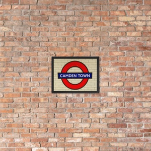 Camden Town London Tube Sign Poster incorniciato