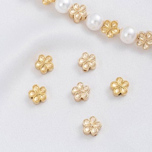 8 pièces perles de fleurs de prunier plaquées d'or 14 carats, perles coulissantes de positionnement de trou traversant, accessoires de bracelet fait main bricolage en perles de petites fleurs
