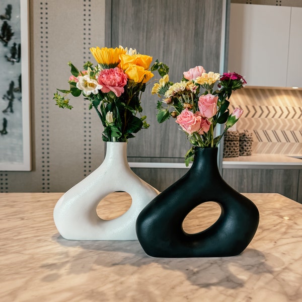 Charming Ceramic Vase: Nordic-inspired Handmade Vase for Stylish Floral Arrangements