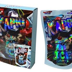 K&ouml;nnte beinhalten: Zwei Packungen "Kapri Ice Cherry" Produkte. Eine ist eine Box mit einem transparenten Fenster, die andere ein Beutel. Beide zeigen ein holografisches "Kapri"-Logo, Kirschillustrationen und den Text "Ice Cherry."
