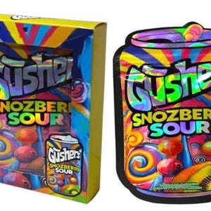K&ouml;nnte beinhalten: Eine Schachtel und eine Dosen-Grafik von Gushers Snozberry Sour S&uuml;&szlig;igkeiten. Die Schachtel ist gelb mit einem farbenfrohen Design und dem Gushers-Logo. Die Dosen-Grafik zeigt das gleiche Logo und S&uuml;&szlig;igkeiten-Bilder mit einem lebendigen, regenbogenartigen Hintergrund.