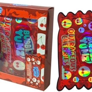 K&ouml;nnte beinhalten: Eine rote Schachtel mit Bubble Yumz Outrageous Cherries S&uuml;&szlig;igkeiten. Die Schachtel hat ein Fenster, das die S&uuml;&szlig;igkeiten im Inneren zeigt. Die Verpackung ist rot mit den Worten "Bubble Yumz" und "Outrageous Cherries" in einer Blasen-Schriftart.