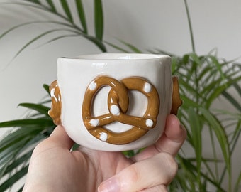 Tasse en céramique faite main de bretzel | Tasse pour amateurs de café à poignée unique en poterie | Décoration d'intérieur | Cadeau pour amateur de bretzels | cadeau pour elle | Tasse en poterie