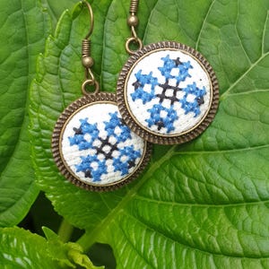 Embroidery earrings. 16 mm.