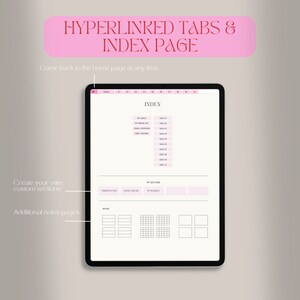 Puede incluir: Un planificador digital que se muestra en una tableta, con un dise&ntilde;o rosa y blanco. La pantalla muestra una p&aacute;gina de &iacute;ndice con secciones para objetivos, resumen anual y seguimiento de h&aacute;bitos. El texto incluye "Hyperlinked Tabs & Index Page".