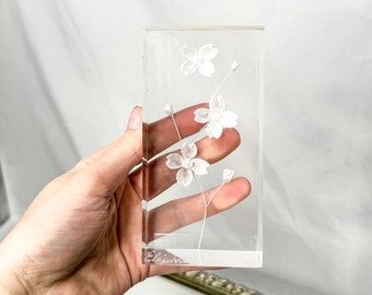 Schöne MCM vintage Lucite Hand geschnitzte 3D Floral Design Briefbeschwerer signiert Elizabeth