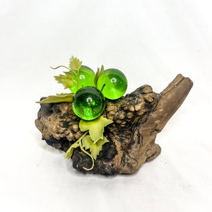 Vintage Retro grüne Lucite-Trauben auf Treibholz, Vintage Lucite-Trauben auf einem Baumstamm, Kaffeetischdekor, Boho-Chic