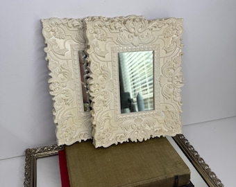 Zestaw 2 białych luster ściennych Florencja z połyskiem, zaprojektowanych przez Fleur De Lis, z tworzywa sztucznego