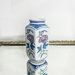 Late 20th Century Vintage Chinoiserie 5&quot; Vase Chinese Ceramic Asian Decor