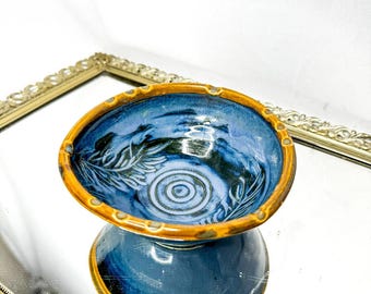 Blau und hellbraun Vintage signierte Studio Keramik Schmuckschale mit Swirl und Leaf Design