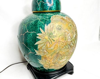 Mooie zeldzame vintage Frederick Cooper groene en gouden gemberpotlamp, faux malelite en messing vogel bloemmotief met houten voet