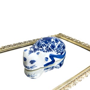 Vintage Chinoiserie Blue & White Porcelain Resting Cat Figurine w Flora l Design 6&quot; Long