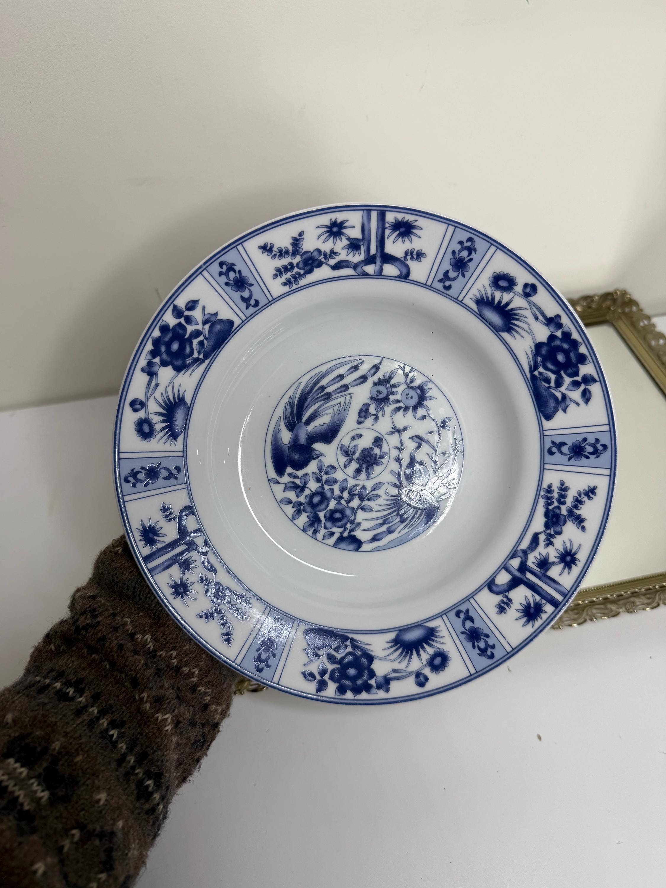 青と白の装飾陶器皿 日本の伝統的なお皿 花と鳥 日本製、青と白、シニオセイレ プレート