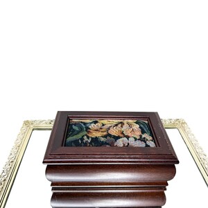 Vintage gesneden houten sieradendoos, gebloemd canvas blad, verplaatsbaar dienblad, spiegel, diep ondergedeelte. 8,5" breed: 5,5" breed.