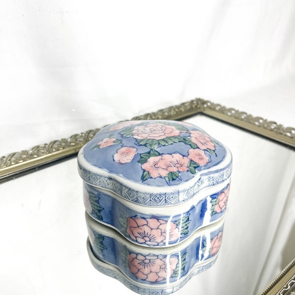 Vintage Porzellan Chinoiserie Blau und Rosa Blumen Blume förmige Schmuckschatulle / Trinket Box