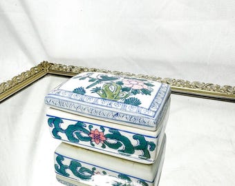 Pudełko ceramiczne z Chin z lat 70. XX wieku, motyw kwiatowy z ptakami