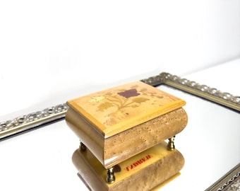 Caja de música vintage Reuge Italy con incrustaciones florales y movimiento suizo