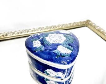 Portagioie vintage in porcellana blu cinese a forma di cuore con fiori rosa