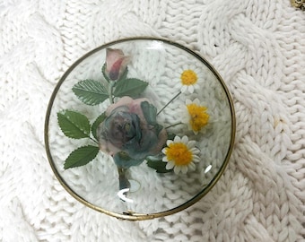 Flores artificiales vintage encerradas en vidrio burbuja de doble cara con borde metálico