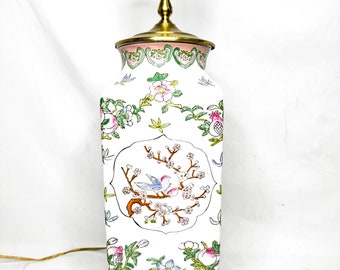 Prachtige vintage chinoiserie-stijl keramische vaaslamp met vlinders, vogels en bloemmotief Grand Millennial Aziatische Oosterse stijl