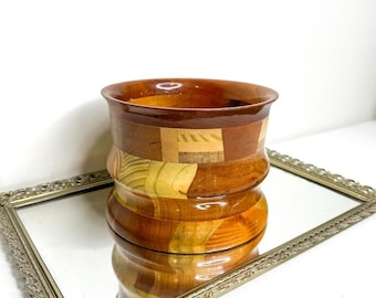 Impresionante jarrón/cuenco decorativo vintage de madera torneada segmentada con incrustaciones, hecho a mano.