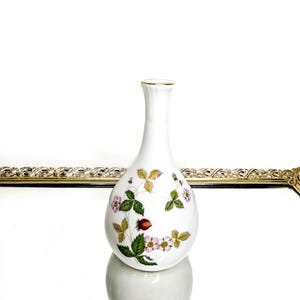 Jarrón alto de 5” con forma de fresa silvestre (hueso) de Wedgwood England, década de 1960
