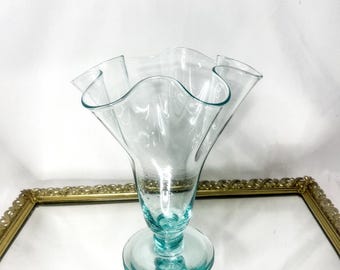 ヴィンテージブルーケース入りアートガラス花瓶：フリルエッジ