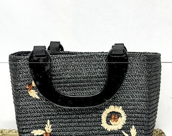 WORTHINGTON STRAW PURSE / Schwarz & Weiße, gewebte Einkaufstasche mit Griffen und Perlenblumendesign, 90er Jahre Retro