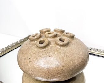 Gesigneerde vintage steengoed bloempot van Poterie Périgordine, 1960, aardewerk bloemenkikker