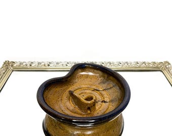 Jarrón Bud de Neal Pottery con forma de rana y porta incienso, esmaltado marrón, firmado