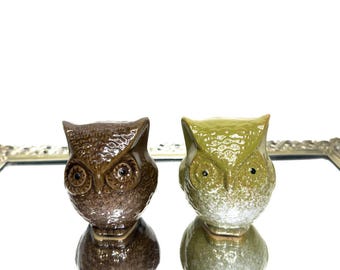 Set van twee groen en bruin vintage geglazuurde keramische uilbeeldjes, plankdecor, cadeau uilliefhebber