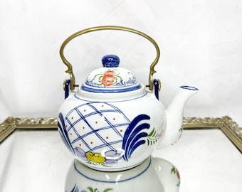 Hermosa tetera de porcelana vintage Andrea de Sadek con mango de latón y detalles florales azules