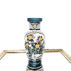 Vintage Japanese Hand painted Floral Design Moriage Vase Beautiful Glaze And Detail Raised Texture, Chinioseire chic, Granny Chic