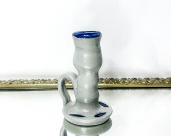 Candelabro vintage de cerámica Williamsburg esmaltado con sal, color azul cobalto y gris hoja