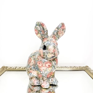 Conejo cubierto de tela floral de chintz vintage, estatua de conejito, decoración de Pascua de conejito vintage