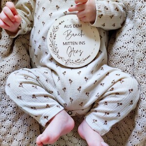Aus dem Bauch mitten ins Herz | Meilensteinkarte | Baby | Holz | Geschenk | Geburt | Holzschild