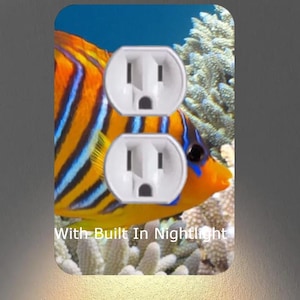Copripresa per acquario con lampadine a LED integrate e spine di sicurezza per bambini, si accendono quando le luci sono spente e si spengono quando le luci sono accese.
