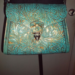 Bolso Patricia Nash en hermoso cuero turquesa labrado metalizado