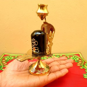 Shiva Lingam de mármol con soporte de latón Fuente Jaladhari - Home Temple Pooja