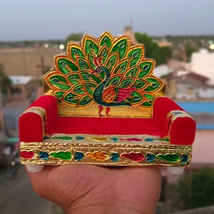 Singhasan en bois Meenakari : laddu gopal vyasasana chowki (taille de 6,5 pouces)
