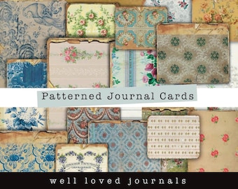 Könnte beinhalten: Eine Sammlung rechteckiger Journal-Karten mit verschiedenen floralen und geometrischen Mustern im Vintage-Stil in Blau-, Grün-, Rosa- und Cremetönen. Die Karten haben abgenutzte Kanten und einige enthalten handschriftliche Daten und französischen Text.