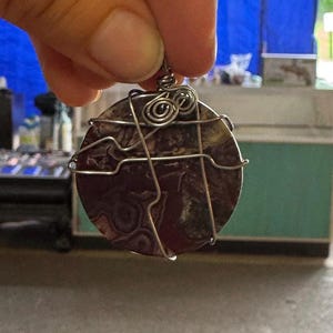 Colar de ágata com fio enrolado