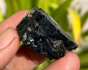 Piedra de turmalina negra en bruto: cristal natural del chakra raíz