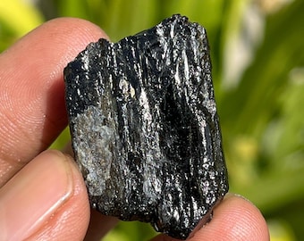 Piedra de turmalina negra en bruto: cristal natural del chakra raíz