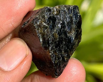 Piedra de turmalina negra en bruto: cristal natural del chakra raíz