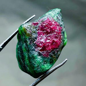 Rubin-Zoisit-Rohstein, natürlicher Anyolit-Heilstein, grünes und rosafarbenes Mineralienexemplar, metaphysischer Stein, Drahtwickelmaterial